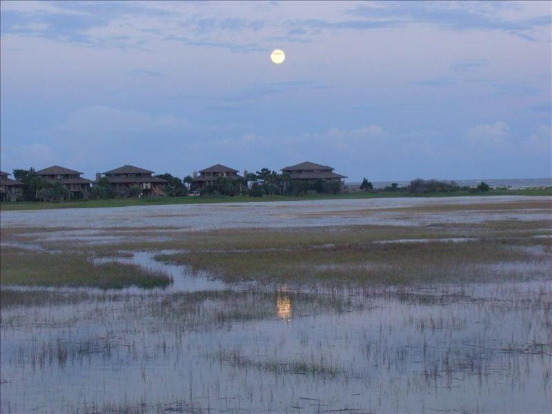 Four-Bedroom House With Great View! Pool Across The Street! Hunting Island Pass! Harbor Island Экстерьер фото